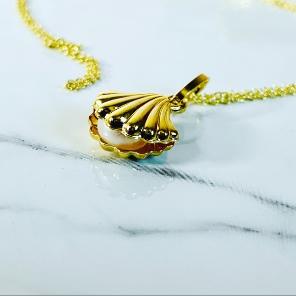 Mermaid 🧜🏻‍♀️ cove solid 14k gold pendant